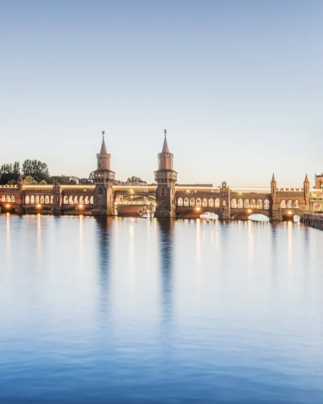 Bootsfahrt an der Oberbaumbrücke mit Lichtern 