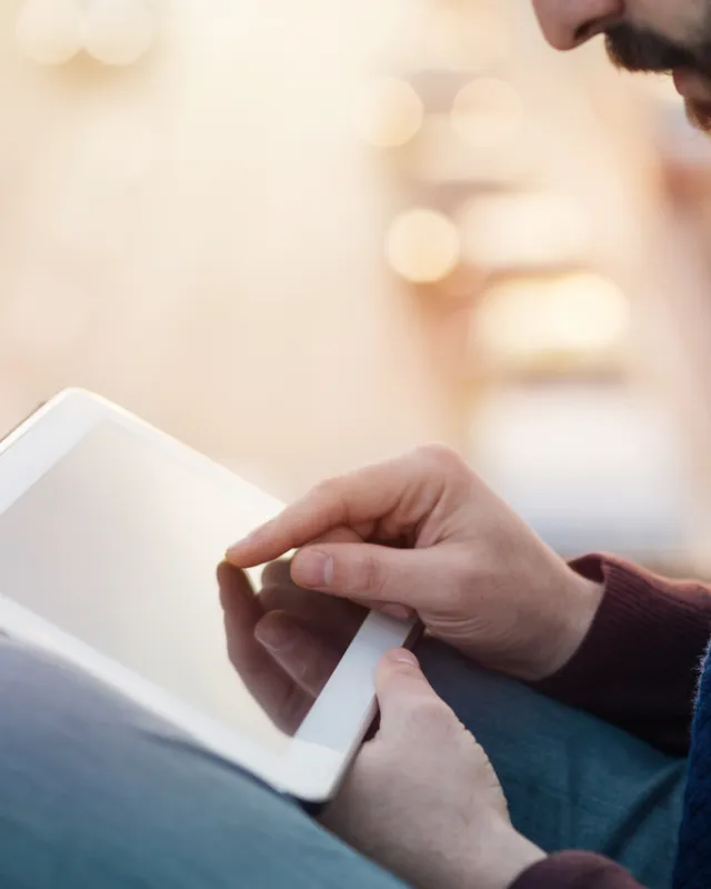 Foto: Mann mit Tablet