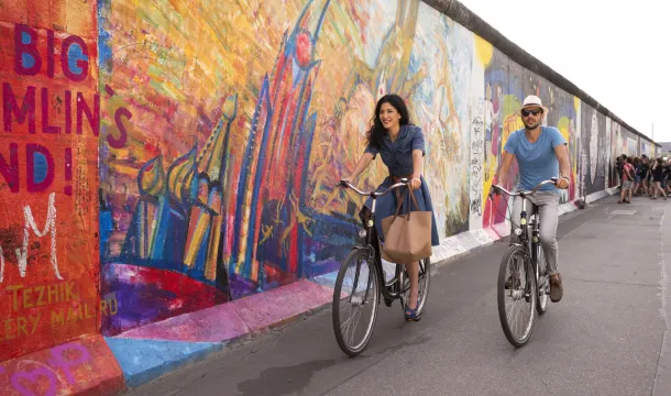 Radtour_an_der_East_Side_Gallery
