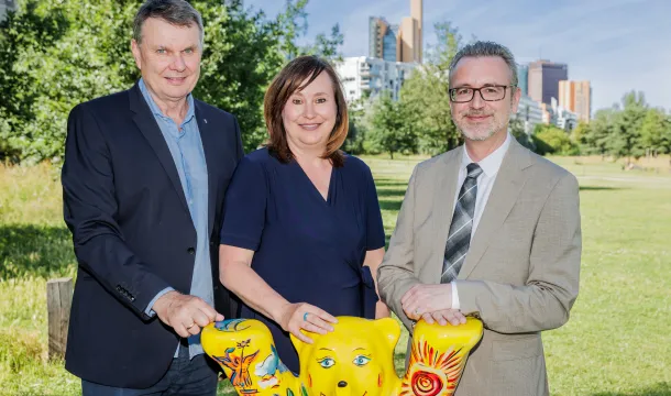 Burkhard Kieker (links), langjähriger Geschäftsführer von visitBerlin, sowie die künftige Doppelspitze Dr. Jürgen Amann (rechts) und Sabine Wendt (Mitte)