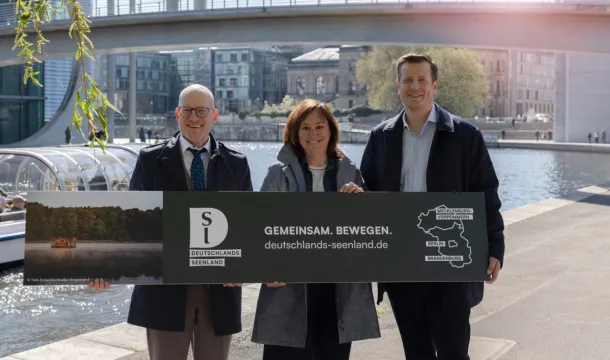 Mecklenburg-Vorpommern, Berlin und Brandenburg setzen ihre wassertouristische Kooperation „Deutschlands Seenland“ fort.: Peter Kranz (MV Tourismus GmbH), Sabine Wendt (visitBerlin) und Christian Woronka (Brandenburg)