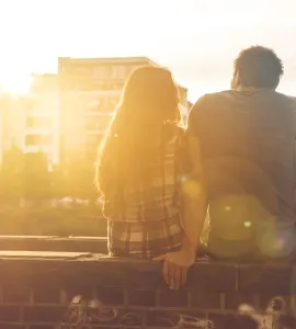 Zwei Menschen im Sonnenlicht