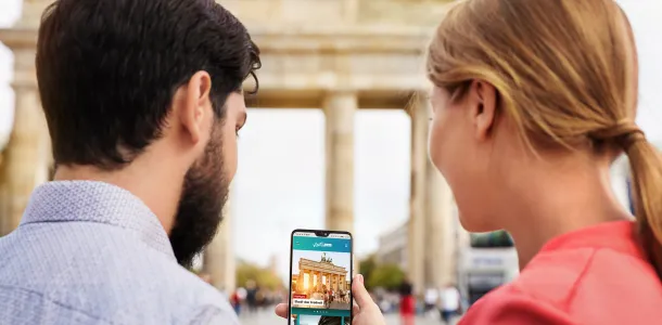 Paar mit App "ABOUT BERLIN"